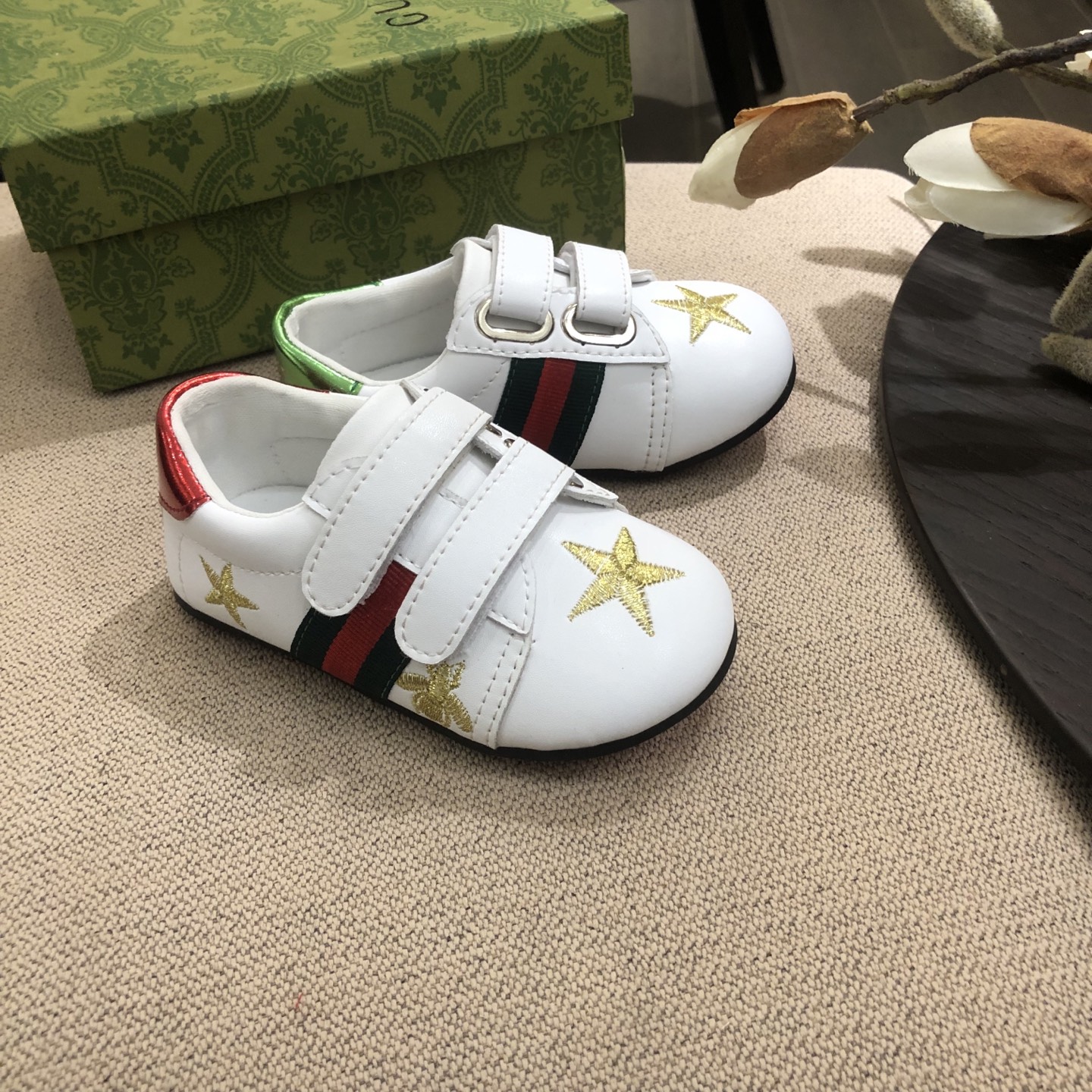 Children's shoes child